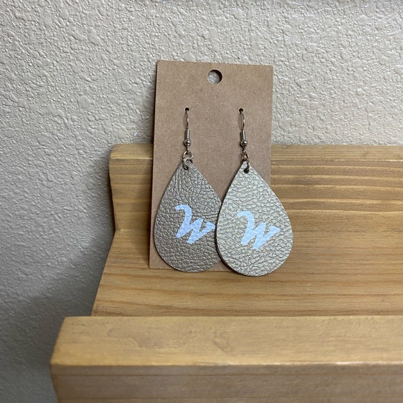 New! Lot of 8 Monogram W Leather Earrings - Picture 8 of 10